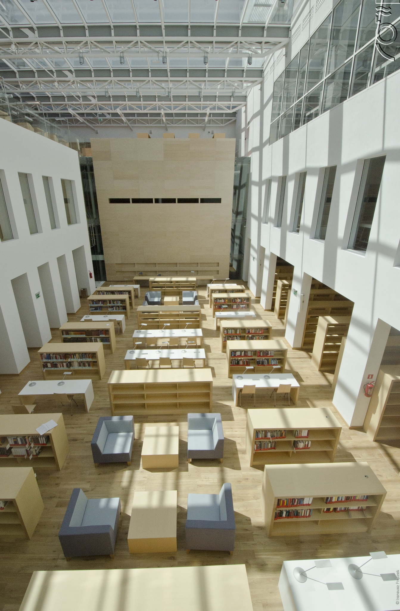Biblioteka Główna Województwa Mazowieckiego w Warszawie - widok z góry na czytelnie