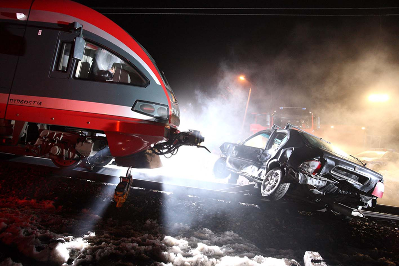 Zdjęcie wypadku na torach kolejowych z udziałem pociągu i samochodu osobowego