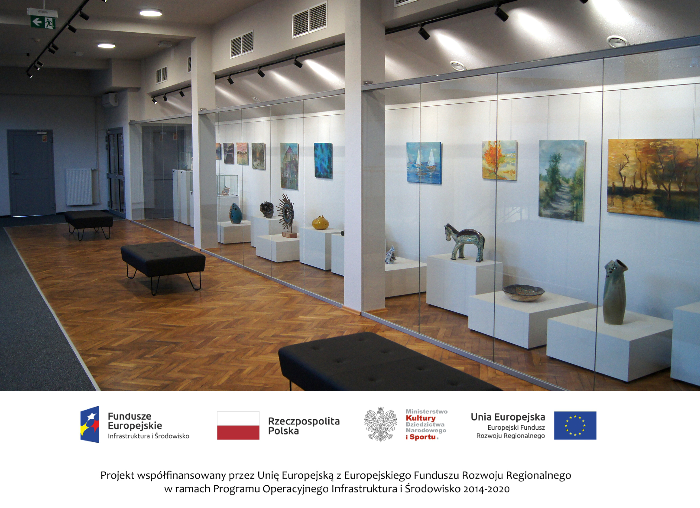 Jedna z sal w Centrum Spotkań Europejskich "Światowid". Po prawej stronie, za szkłem obrazy oraz dzieła artystów 