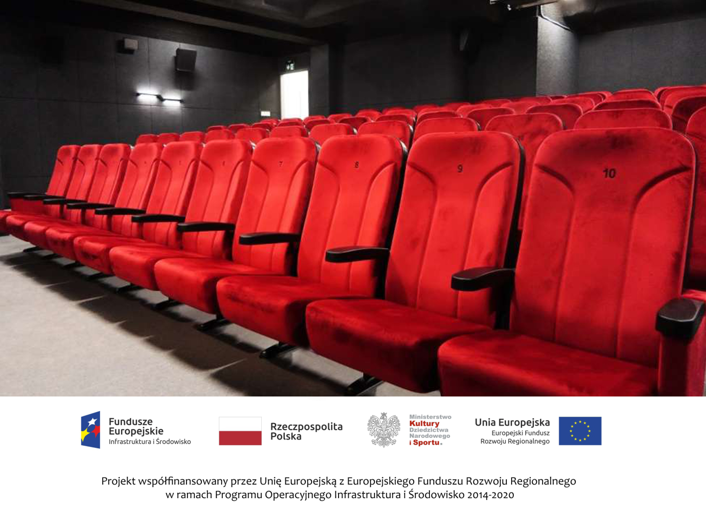 Czerwone krzesła w sali kinowej 