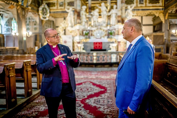 Wiceminister inwestycji i rozwoju Witold Słowik i biskup Waldemar Pytel w czasie zwiedzania Kościoła Pokoju w Świdnicy