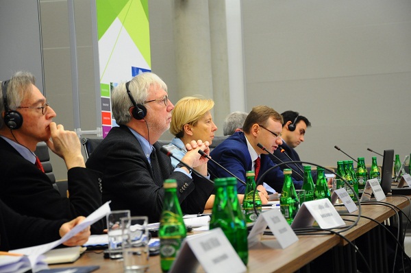 przy stole prezydialnym zasiadają przedstawiciele Komisji Europejskiej oraz Ministerstwa, w tym minister Małgorzata Zielińska oraz dyrektor Jarosław Orliński