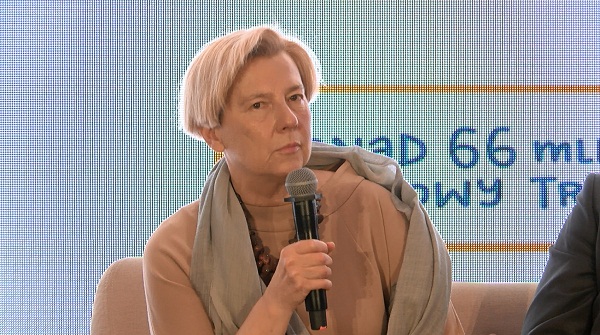 Minister Małgorzata Zielińska trzyma w ręku mikrofon