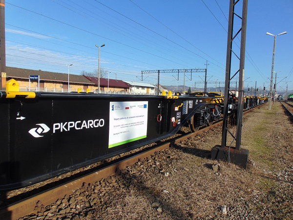 Wagony platformy kupione przez PKP Cargo