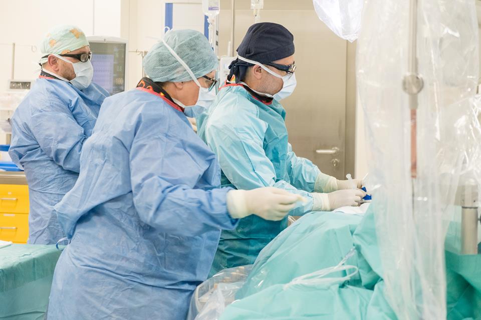 Pracownicy medyczni podczas operacji