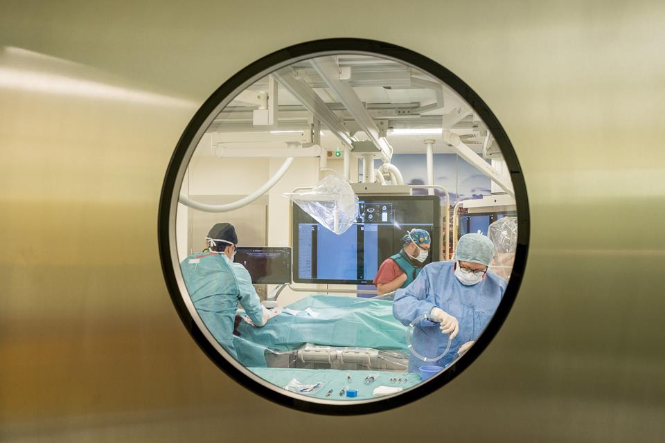 Widok na salę operacyjną przez okrągłe okienko w drzwiach